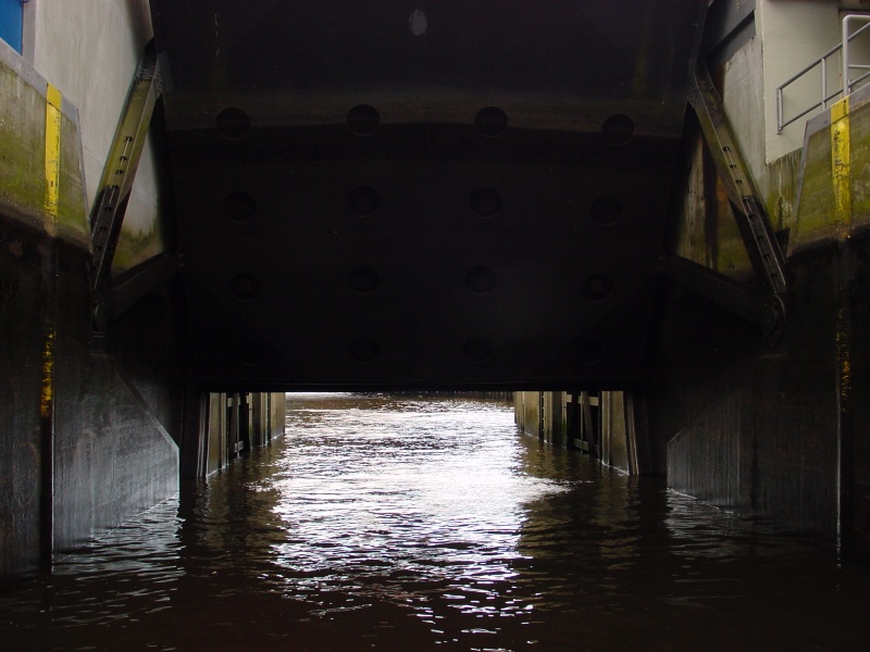 Fleetschleusentor fast geschlossen.JPG -                                